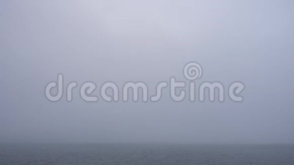 浓雾笼罩早晨平静的水面循环视频视频的预览图