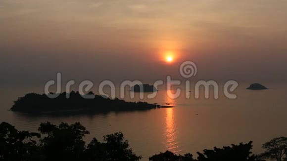 在令人惊叹的日落中俯瞰泰国科昌岛视频的预览图