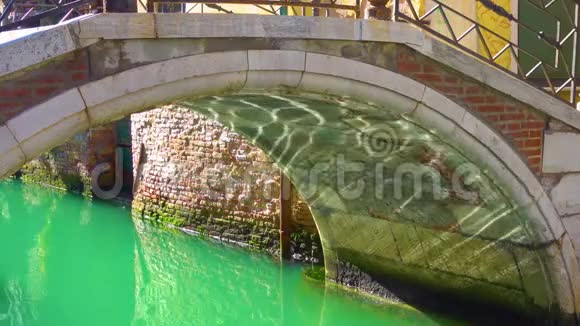 威尼斯小运河上的桥视频的预览图