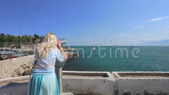 女士和美丽的海湾景色视频的预览图