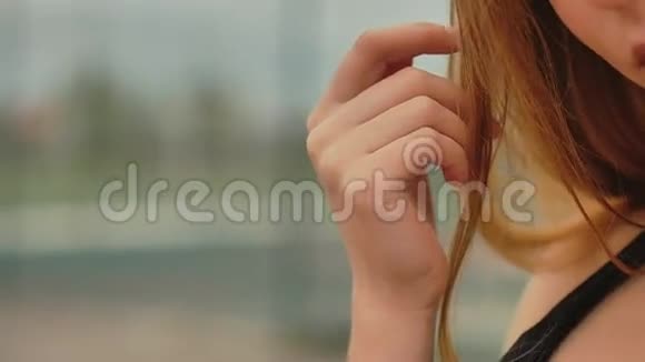 悲伤的金发女孩肖像触摸头发缓慢视频的预览图