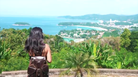 海上背景的旅游女性视频的预览图