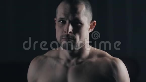 近距离观看拳击俱乐部男拳击手画像视频的预览图