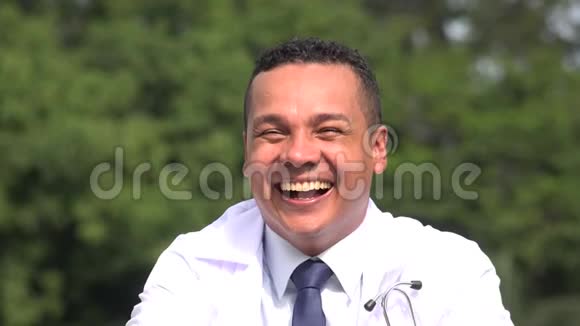 西班牙裔男性医生笑视频的预览图