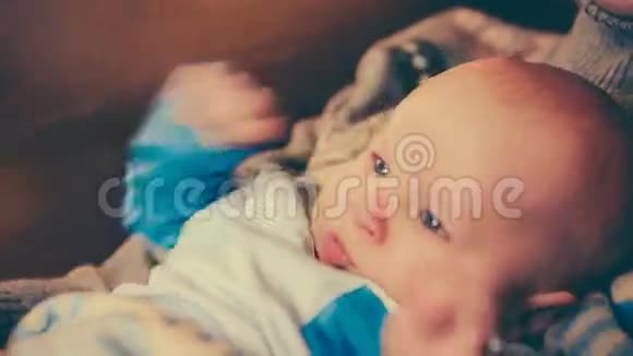 相机在右边的左边移动当母亲抱着婴儿时移除视频的预览图