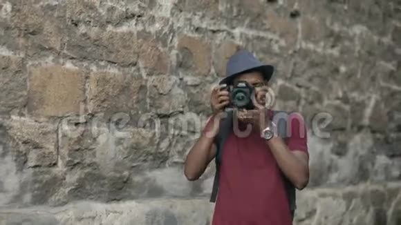 混合种族快乐游客在欧洲著名建筑附近的dslr相机拍照视频的预览图
