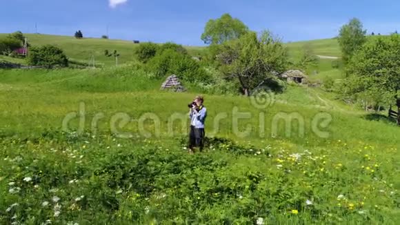 摄影师女人在森林里散步春天视频的预览图
