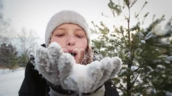 女人吹雪花视频的预览图