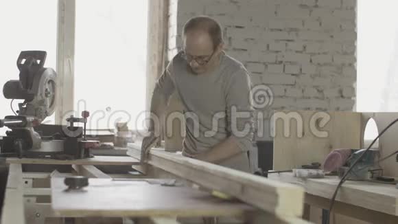 专业木工用专用海绵打磨长木板家具视频的预览图