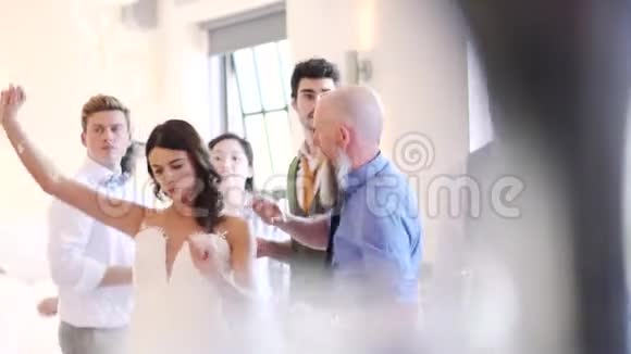 在婚礼上跳舞视频的预览图