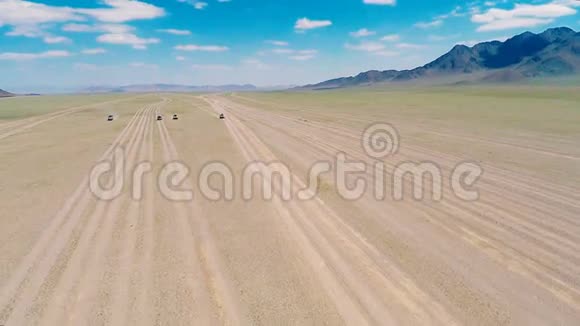 四辆旅游吉普车穿越沙漠视频的预览图