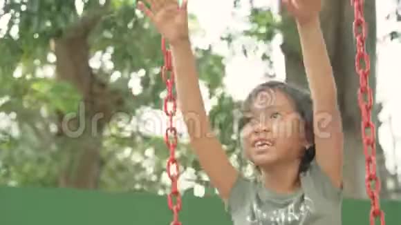 无牙的小女孩在秋千上玩耍视频的预览图