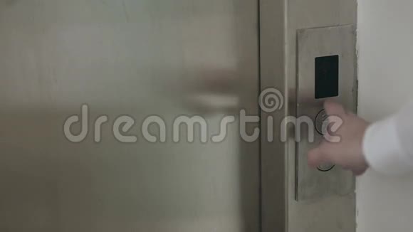 女人手按电梯按钮视频的预览图