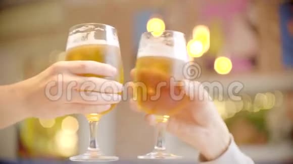 把杯子和啤酒粘在酒吧里视频的预览图