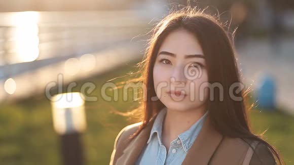 亚洲美女在户外微笑的肖像视频的预览图
