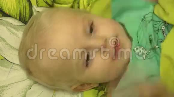 一只活泼的新生婴儿拍手的特写4K超高清超高清视频的预览图