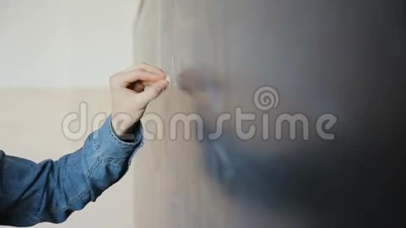 男科学家在黑板上书写高中数学和科学公式的手视频的预览图