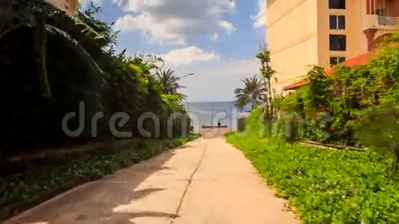 绿海边酒店沿路面运动至海滨视频的预览图