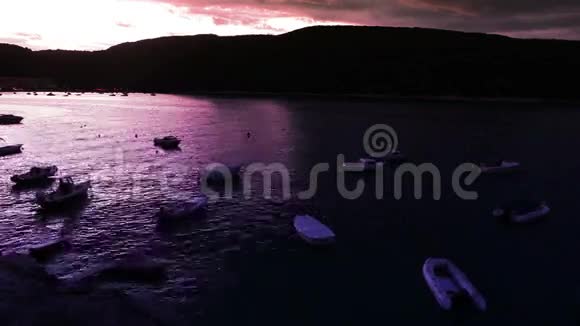 渔人村湾的紫色日落视频的预览图