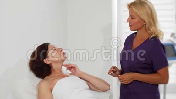 专业美容师检查女客户的面部视频的预览图