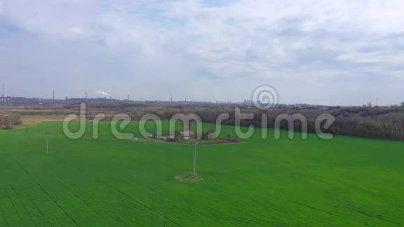 春天田野里的农场空中景观视频的预览图