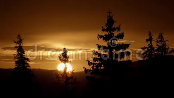 山林中令人惊叹的日落时光流逝视频的预览图