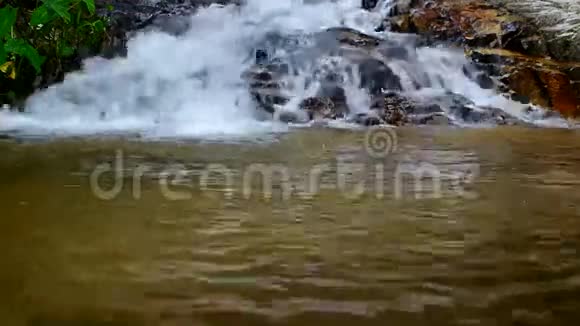 从梯级流出的水流视频的预览图