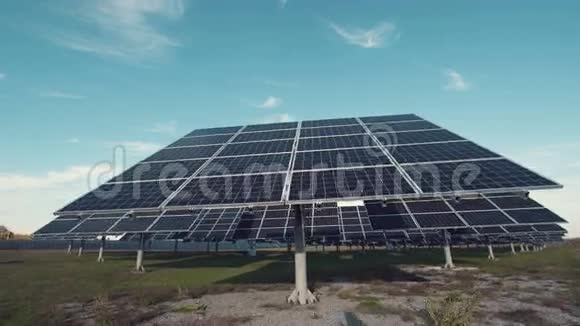地面上的大型太阳能电池板阵列视频的预览图