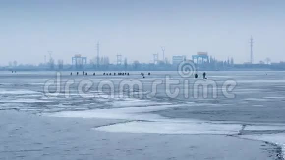 冬季渔民在冰上钓鱼的时间推移和变焦效应视频的预览图