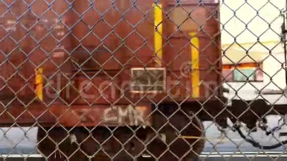 火车车厢在链环围栏后通过视频的预览图