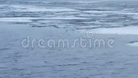 惊慌失措部分冰冻湖泊水波的时间推移视频的预览图