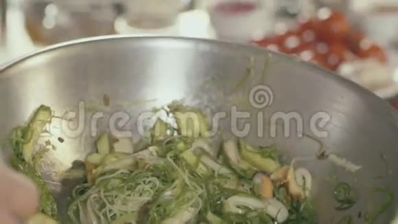 厨师在做海藻沙拉关门视频的预览图