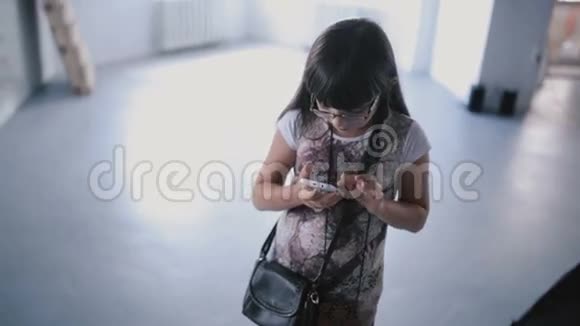 女孩正在工作室里用手机视频的预览图