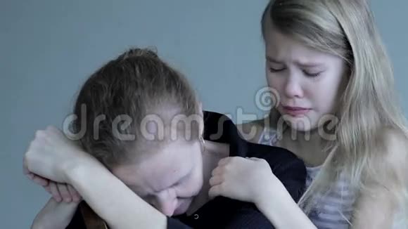 悲伤的女儿在家拥抱他的母亲视频的预览图