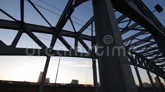 钢铁路桥梁沿线运动视频的预览图