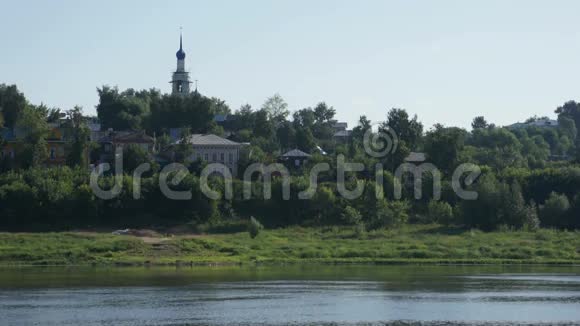 靠近河流的俄罗斯小镇夏季风景视频的预览图