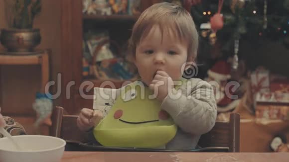 有人给婴儿喂汤她吃面包视频的预览图