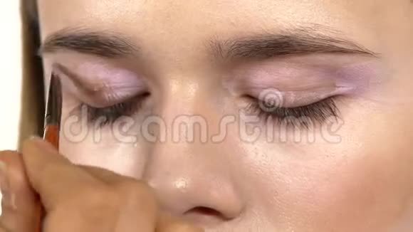 化妆师使用化妆眼影眼影视频的预览图