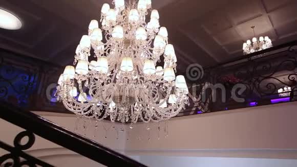 豪华大型水晶吊灯挂在皇宫内老式照明灯有灯泡和很多吊坠视频的预览图