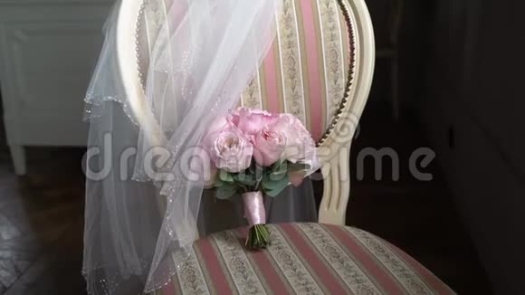 粉红色玫瑰花束新娘的婚礼花束新人的晨间准备花卉视频的预览图