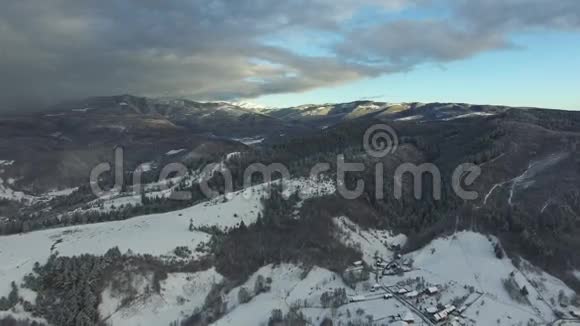 山脉鸟瞰冬季景色视频的预览图
