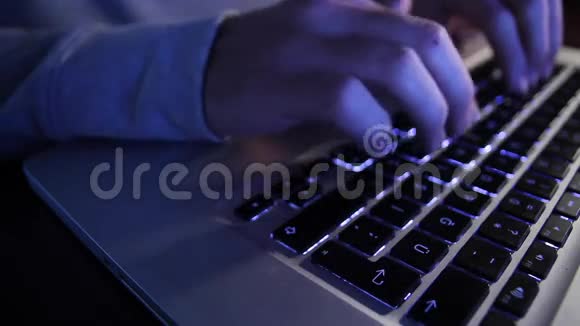 一个人在电脑上写东西然后按回车键视频的预览图