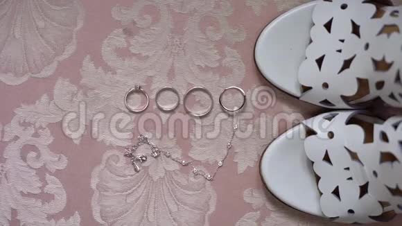 结婚戒指和新娘鞋婚姻象征的配对新娘和新郎成为妻子和丈夫的爱婚姻视频的预览图