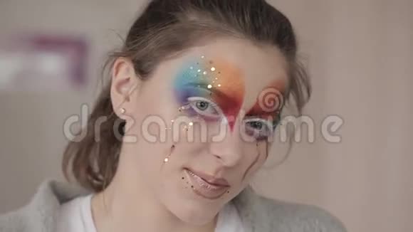 一个不寻常的神秘女孩的肖像有创意的化妆时尚元素概念宏观视频的预览图
