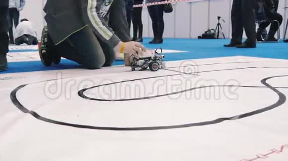 小型机器人在科学展览中四处走动视频的预览图