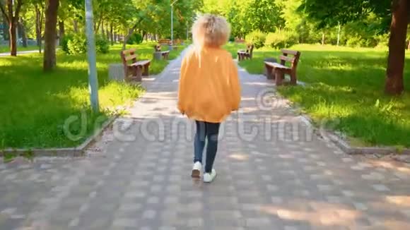女孩在夏季公园享受大自然视频的预览图