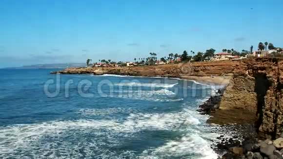 海浪从高空击碎海岸岩石视频的预览图