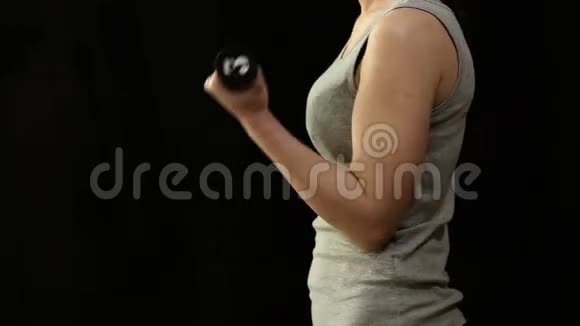 女孩训练二头肌举起哑铃视频的预览图