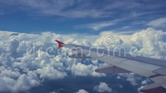 飞机翼在伍尔巴克云从平面窗口观看视频的预览图