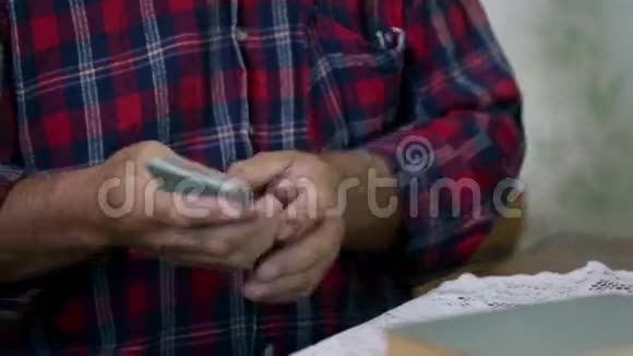 农民手里拿着钞票视频的预览图